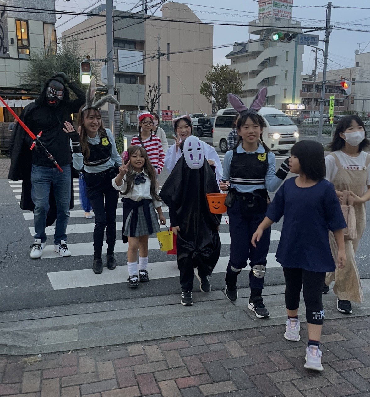 仮装してハロウィンを楽しむ子どもたち