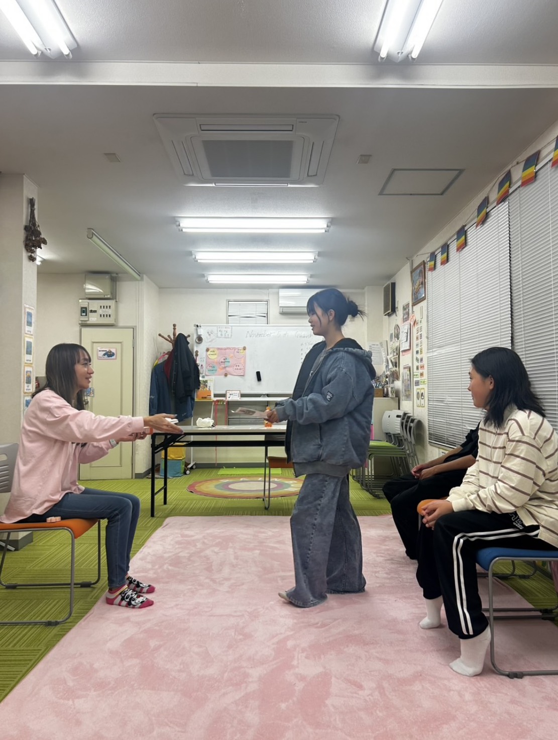 英検対策講座で過去問に取り組む様子